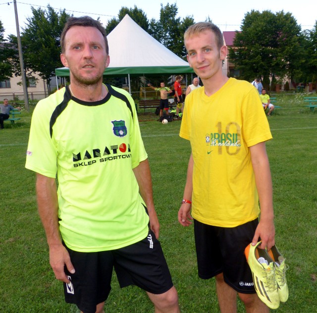 Trener Bukowej Jastkowice, Dariusz Bartnik (z lewej) jest zadowolony, że do jego zespołu trafił Michał Partyka.