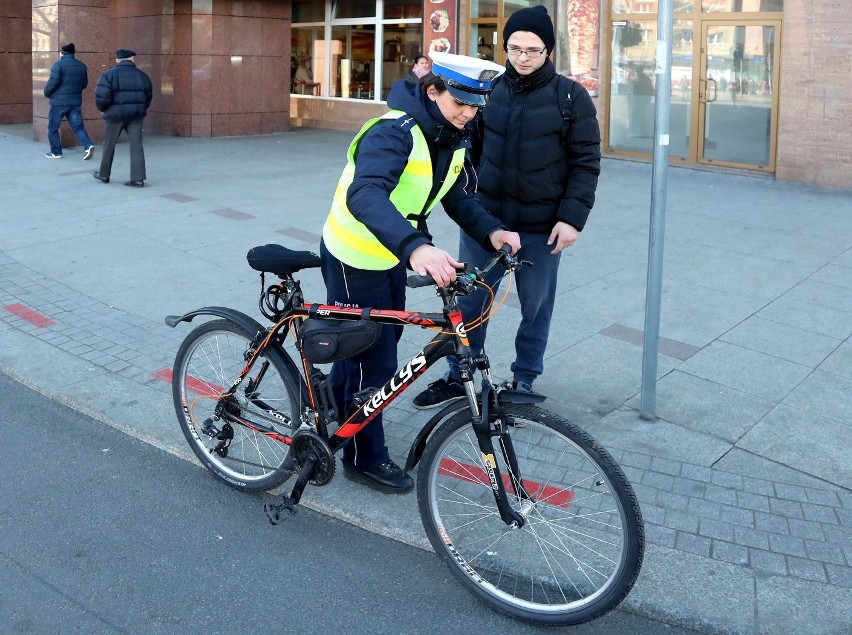 Rowerowy dzień wiosny w Szczecinie. Policjanci sprawdzali cyklistów [ZDJĘCIA, WIDEO]