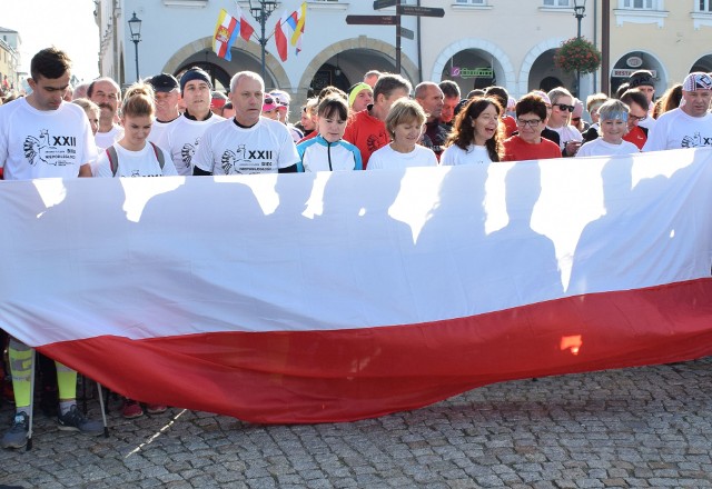 Biegacze mieli do pokonania dystans siedmiu kilometrów. Trasa wiodła ulicami Krosna z Rynku na metę usytuowaną na parkingu hali sportowo-widowiskowej przy ul. Bursaki.Tuż przed rozpoczęciem biegacze i kibice odśpiewali hymn państwowy.Najszybciej (21 min. 31 sek.) trasę pokonał Mykhayło Iverwk. Drugi na mecie zameldował się Dzmitry Hryhoryru (21 min. 58 sek.). Trzeci dobiegł Nazariy Chaplya. ego czas to 22 min. i 16 sek. Wśród kobiet triumfowała Oksana Raita (24 min. 17 sek.), drugie miejsce zajęła Katarzyna Albrycht (24 min. 36 sek.), a trzecie - Viktoriya Dutkevych (26 min. 26 sek.).Pięć minut po biegaczach na trasę wyruszyli uczestnicy V Krośnieńskich Zawodów Nordic Walking. Mieli do pokonania pięciokilometrową trasę ulicami miasta.Najszybszy był Radosław Niepokój (28 min. i 19 sek.), drugie miejsce zajął Jozef Soltes (29 min. 1 sek.) a trzecie Robert Janocha (29 min. 9 sek.).Wśród kobiet zwyciężyła Małgorzata Oleksyk (31 min. 33 sek.). Druga na mecie zameldowała się Danuta Gonet (32 min. 36 sek.) trzecia - Bożena Kończewska (32 min. 36 sek.).