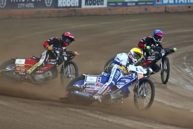 Znamy finalistów PGE Ekstraligi. O złoty medal w decydujących meczach play-off pojadą Fogo Unia Leszno i Betard Sparta Wrocław. W niedzielnym półfinałowym meczu rewanżowym leszczynianie łatwo wygrali u siebie 52:38 z Włókniarzem Częstochowa. 13 punktów wywalczył Emil Sajfutdinow, lider gospodarzy.POLUB NAS NA FACEBOOKU Nie wiesz, jak skorzystać z PLUSA? Kliknij TUTAJ;nf, a dowiesz się więcej![lista][*] Co dostanę w ramach abonamentu?;nf[*] Dlaczego mam płacić za treści w sieci?;nf[*] Najczęstsze pytania;nf[/lista]