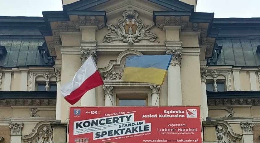 Przedstawiciele Konfederacji z apelem do prezydenta Nowego Sącza o ściągnięcie flagi Ukrainy z budynku ratusza