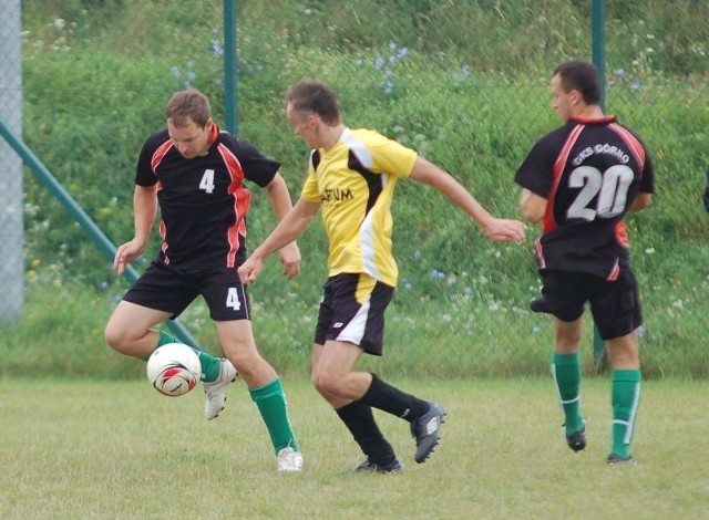 Fragment spotkania pomiędzy GKS Górno, a Astrą Suchedniów. W tym meczu pewnym punktem zespołu z Górna był Mirosław Waldon (przy piłce).