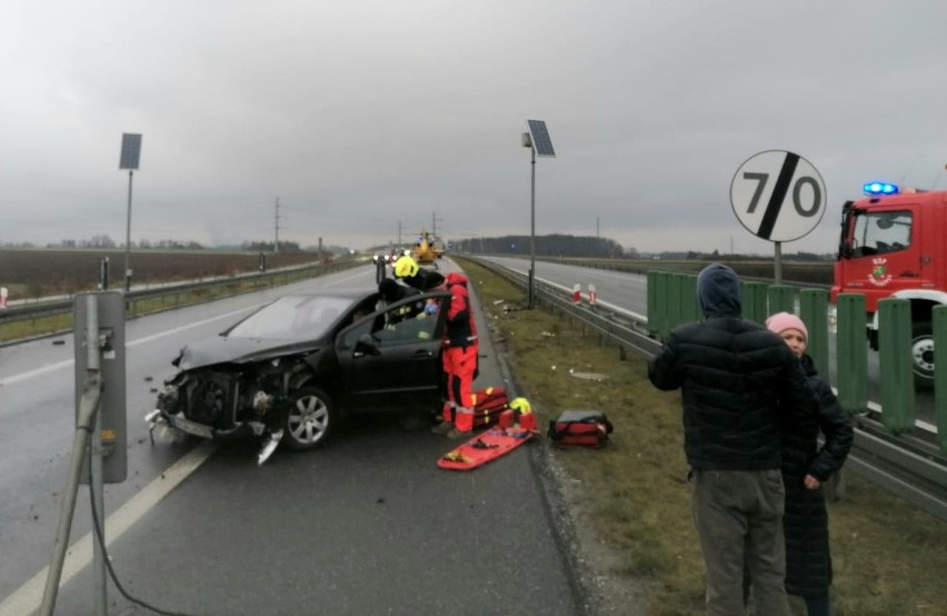 Wypadek na S8 pod Wrocławiem. Jedna osoba ranna, lądował helikopter LPR [ZDJĘCIA]