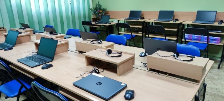 Gmina Policzna. Zespół Szkolno-Przedszkolny w Czarnolesie dostał 17 nowych laptopów