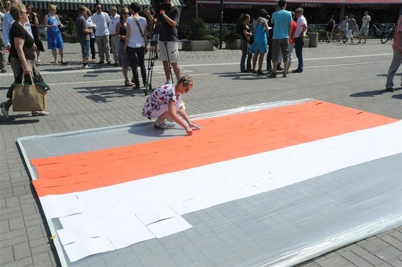 - Mogliśmy rozdawać opolanom flagi, ale nam zależało na...