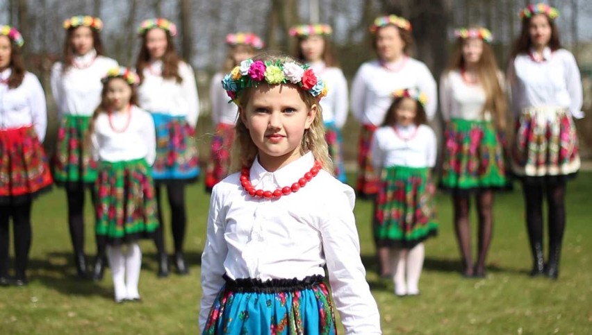 Gmina Orońsko. Młodzieżowy Zespół Ludowy „Guzowianki” nagrał teledysk do piosenki "Czerwone Jagody"