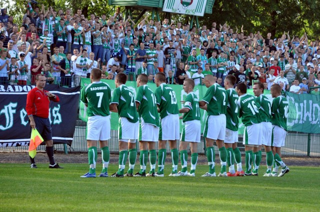 Piłkarze Radomiaka cieszą się wraz z kibicami z wygranej 5:0.