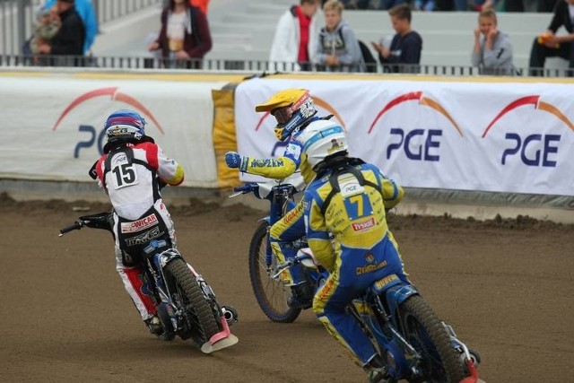 Maksym Drabik (kask niebieski) i Bartosz Zmarzlik (żółty) dziękują sobie za walkę podczas ostatniego meczu na Stadionie Olimpijskim.