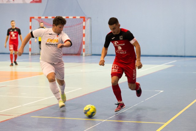 Caffaro Futsal (czerwony strój) wciąż ma szansę na awans, ale nie musi liczyć na wpadkę rywala