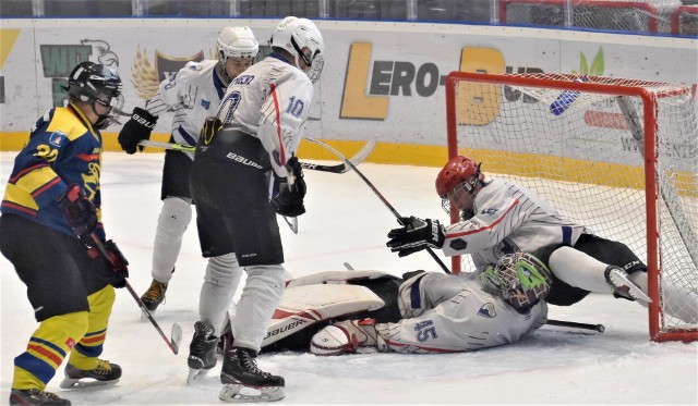 Hokejowa liga młodzików (U-15) UKH Unia Oświęcim - MMKS Podhale Nowy Targ 1:2 po karnych. Na zdjęciu: ofiarna interwencja Kajetana Domalewskiego, wspierającego bramkarza oświęcimian Wojciecha Jóźwiaka.