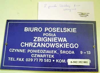 Kartka na poselskim biurze informująca o jego likwidacji...