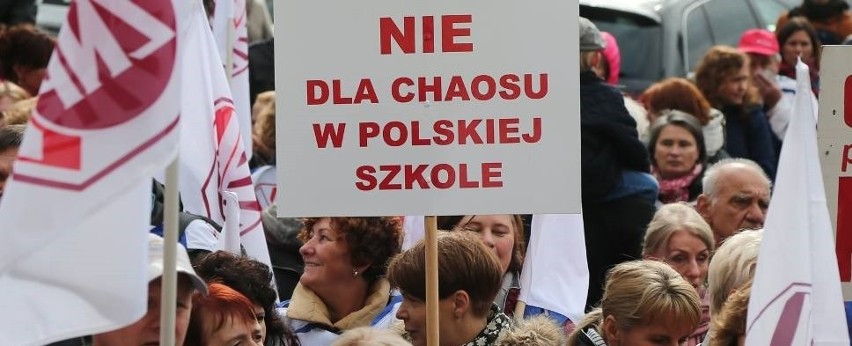 Nauczyciele protestują przeciwko niskim pensjom i „złym decyzjom” Ministerstwa Edukacji Narodowej