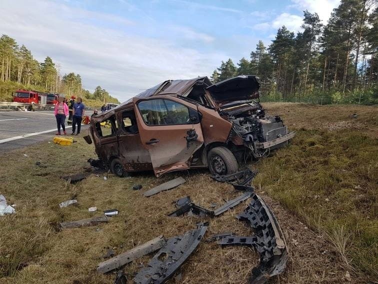 Bus amerykańskich żołnierzy dachował na A4 [ZDJĘCIA]