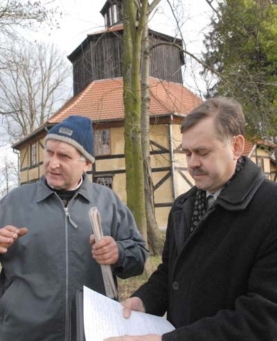 Stanisław Fudyma (z prawej), Edward Górnik i reszta mieszkańców zrobią wszystko, żeby uratować zabytkowy kościół w ich wsi