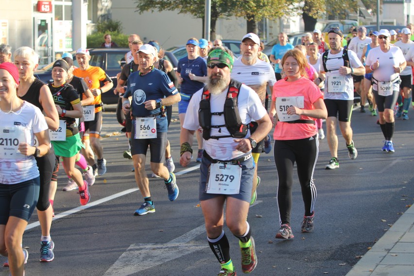 Zdjęcia z maratonu w Poznaniu 2018 - biegacze na pierwszym...