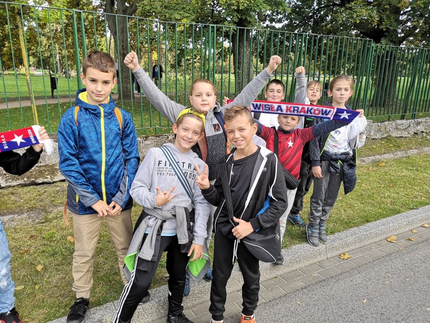 Derby Krakowa 2019. Kibice gromadzą się przed stadionem Wisły [ZDJĘCIA]