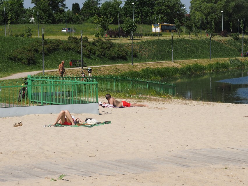 Pierwsi plażowicze na Wodnej Dolinie w Koszalinie. Na razie...