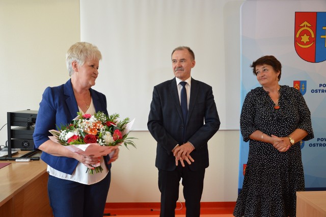 Od lewej stoją: Barbara Cudzik, Andrzej Jabłoński, Marzena Dębniak.