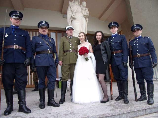 W sobotę 11 lipca bieżącego roku, sakramentalne „tak” powiedzieli sobie Barbara Cieślikowska i Paweł Marzec, należący do Grupy Rekonstrukcji Historycznej III Okręgu Policji Państwowej - Komisariat w Radomiu. CZYTAJ DALEJ KLIKAJĄC W ZDJĘCIA >>>