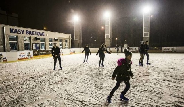 Radomskie, sztuczne lodowisko w ostatnich latach działało na placu przed wejściem na stadion przy ulicy Narutowicza. także w tym roku Miejski Ośrodek Sportu i Rekreacji chce je tam rozstawić.