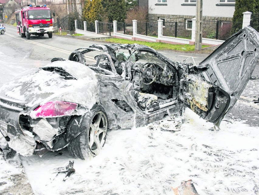 Porsche boxter 33-latka wypadło z drogi na ul....