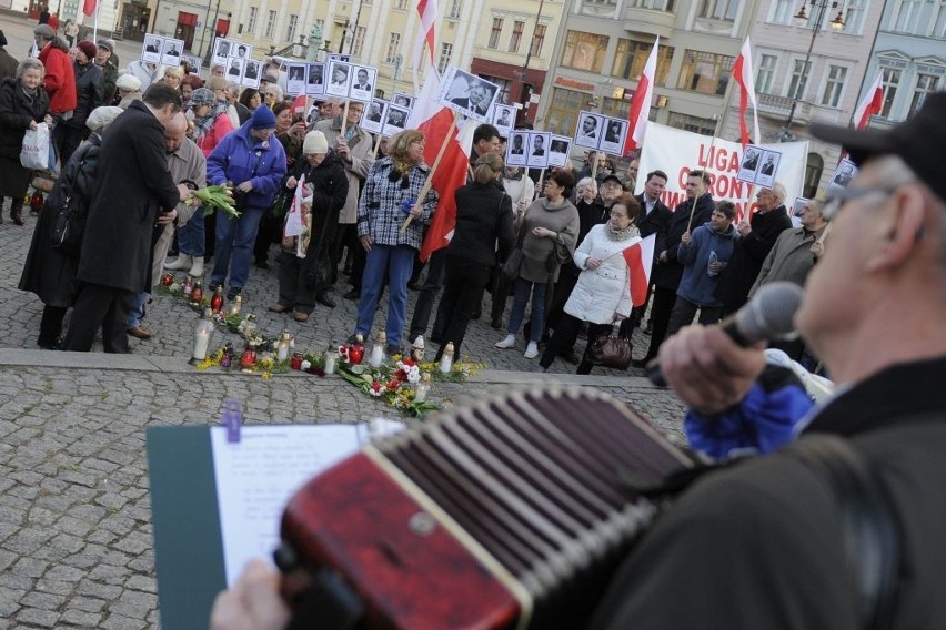 IV rocznica katastrofy smoleńskiej w Bydgoszczy. - Chcemy poznać prawdę - mówił tłum [zdjęcia, wideo]