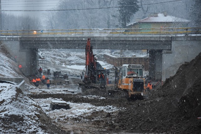 Wczoraj przy wiadukcie na ul. Gumniskiej, mimo intensywnie padającego śniegu, pracowało kilka ekip