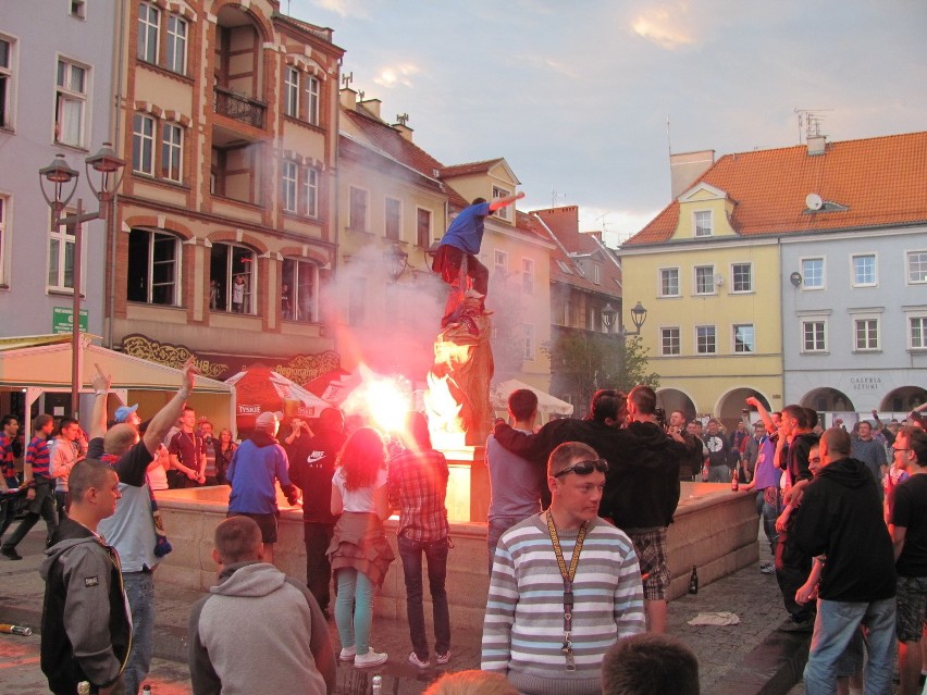 Piast Gliwice w ekstraklasie, kibice świętują, policja strzela! [ZDJĘCIA i WIDEO]