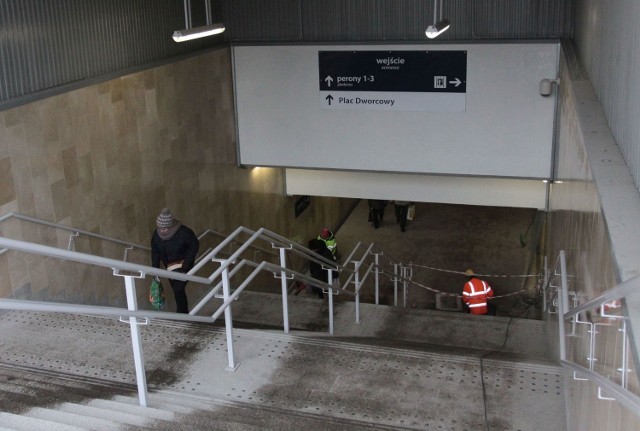 Na schodach z tunelu dworcowego w stronę Ustronia nie ma podjazdów dla wózków.