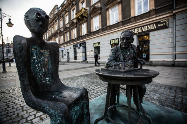 Rzeźba Witolda Gombrowicza w czwartek stanęła na radomskim deptaku.