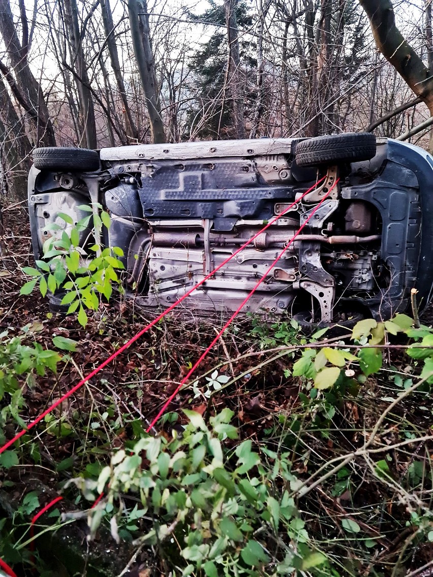 Groźny wypadek nad Jeziorem Rożnowskim. Zniknął kierowca wywróconego samochodu