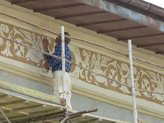 Odtworzenie fresków na całym obwodzie gmachu wymagało wielu miesięcy misternej pracy konserwatorów.