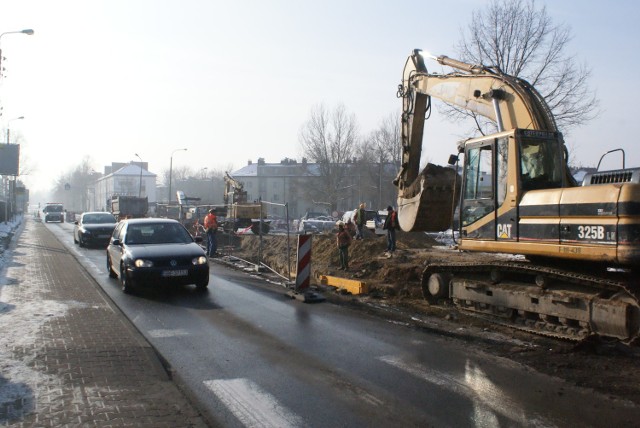 U zbiegu ulic 11 Listopada i Majakowskiego rozpoczęła sie budowa ronda