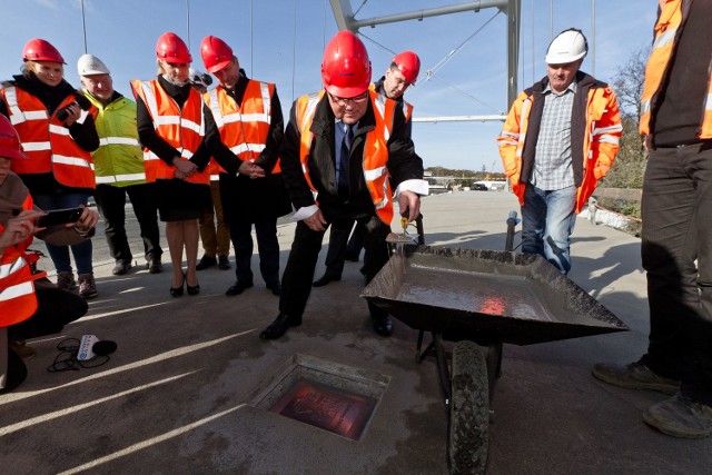 Prezydent Kołobrzegu Janusz Gromek dorzucił do pamiątek roku 2014, odpięte od koszuli srebrne spinki i kapsuła została zalana betonem.