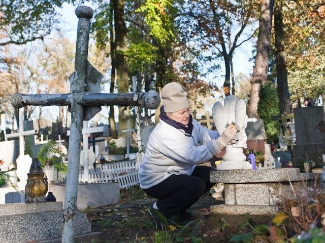 Wczoraj na słupskim cmentarzu komunalnym spotkaliśmy panią Elżbietę Skorupską (na zdjęciu). Oczyściła grób swojego synka Kubusia z opadających liści i dokładnie go umyła.