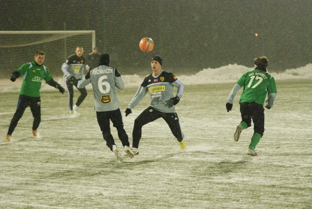 Jedyną bramkę dla kieleckiego zespołu we wczorajszym sparingu z GKS Katowice strzelił Vlastimir Jovanović (drugi z prawej).