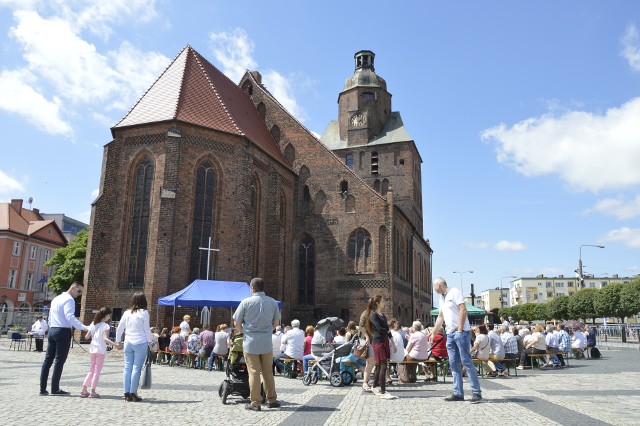 Pożar sprawił, że katedra jest zamknięta dla parafian. W niedzielę modlą się więc obok kościoła