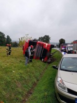 Wypadek na DK 7 w Michałowicach. Tir wpadł do rowu, ogromne utrudnienia na drodze [ZDJĘCIA]