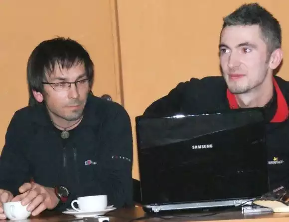 Jarosław Skowron, na zdjęciu z lewej i Grzegorz Kukurowski podczas spotkania z mieszkańcami.