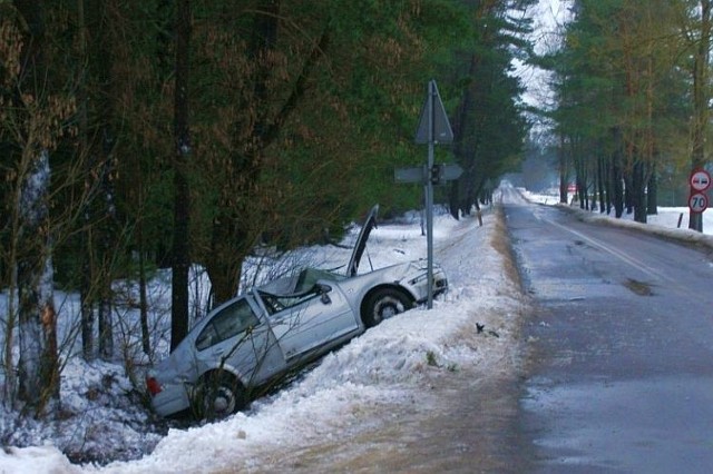 Bora prawą stroną uderzyła w drzewo