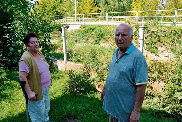 Jadwiga i Edward Skomscy z ul. Ochronkowej w Trzebini z niepokojem spoglądają w niebo. Duże opady oznaczają dla nich powódź z powodu wody spływającej z drogi. W tym roku zalało ich cztery razy