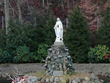 Ktoś zdewastował figurkę Matki Boskiej przy Źródle Marii w...