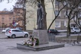 Nadzór budowlany sprawdza ponowne osadzenie pomnika prałata Henryka Jankowskiego. Wnioski w ciągu kilku tygodni [wideo]
