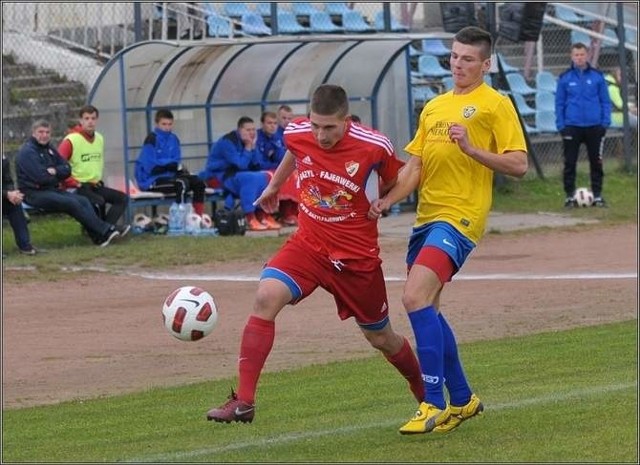 Damian Miętek (czerwony strój) strzelił jedną z trzech bramek dla Gwardii w wyjazdowym meczu z Koralem Dębnica.