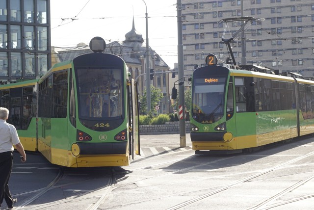 Przez dwadzieścia minut nie kursowały tramwaje przez rondo Kaponiera. W środę, 5 czerwca, po godz. 17 rondo zablokowały tramwaje MPK Poznań. Później trwało rozładowywanie ruchu. Utrudnienia czekały też na kierowców samochodów.