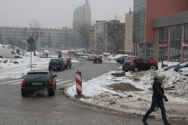 Po nowej drodze, od alei IX Wieków do ulicy Piotrkowskiej, kierowcy już jeżdżą, ale nie jest ona jeszcze oddana do użytku. Drogowcy czekają na włączenie sygnalizacji świetlnej.