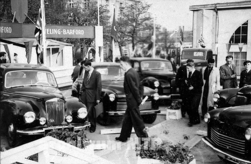 MTP 1949 rok: Plac przed pawilonem numer 2 i auta z Wielkiej...