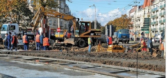 Prace przy budowie torowiska potrwają jeszcze kilka tygodni. Prowadzone są głównie w weekendy od godz. 19 do 4.30. Na zdjęciu widać ułożony z jednego elementu łuk z ulicy Krzywoustego w kierunku al. Piastów.