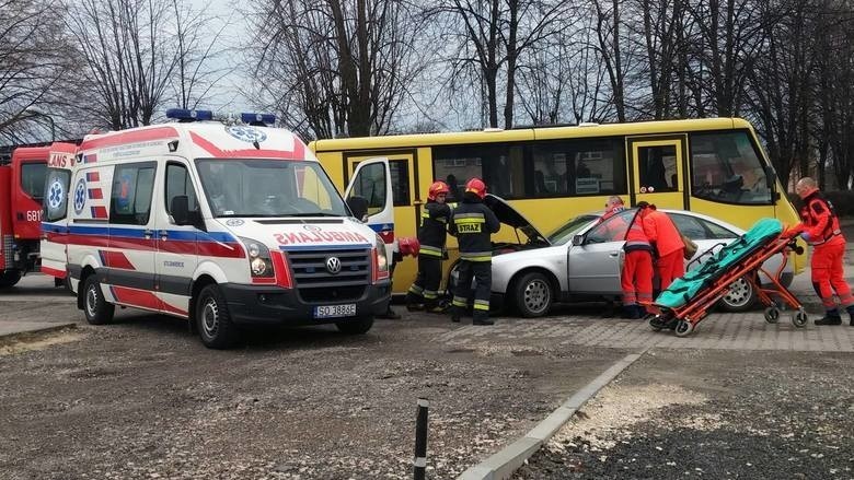 Samochód osobowy zderzył się z autobusem w Szczekocinach