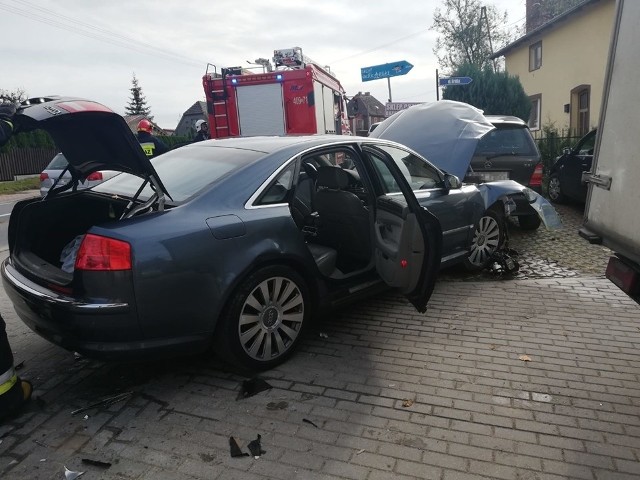 We wtorek Na ul. Jana III Sobieskiego w Tuchomiu doszło do zderzenia samochodu osobowego i ciężarowego. Jedna osoba została ranna. Na miejscu było pogotowie ratunkowe, działali strażacy z Bytowa i Tuchomia oraz policja.